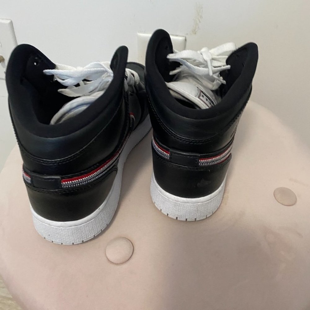 Nike Air Jordans Black & Red Size 6.5Y - Picture 7 of 10